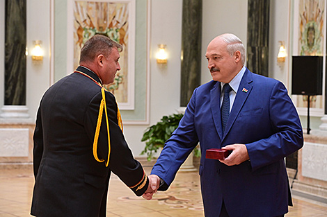 Лукашенко: мы выстояли и потому живем в мирной стране, но расслабляться пока рано