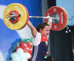 Анастасия Новикова завоевала золото чемпионата мира по тяжелой атлетике в Париже