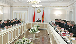 Лукашенко укрепляет экономический блок страны
