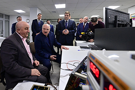 Лукашенко посещает холдинг 