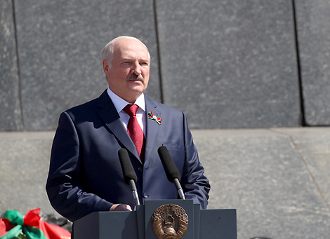 Лукашенко поздравил зарубежных лидеров с 73-й годовщиной Победы