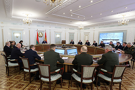 Лукашенко: положения обновленной Конституции обеспечат развитие Беларуси в условиях вызовов и угроз