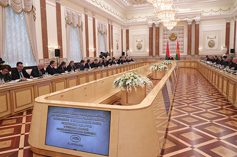 Лукашенко ждет от правительства выполнения основных показателей в экономике
