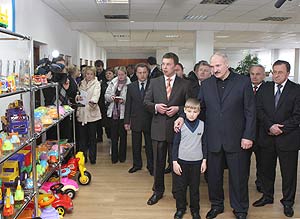 Лукашенко: в малых городах Беларуси необходимо активнее создавать эффективные производства