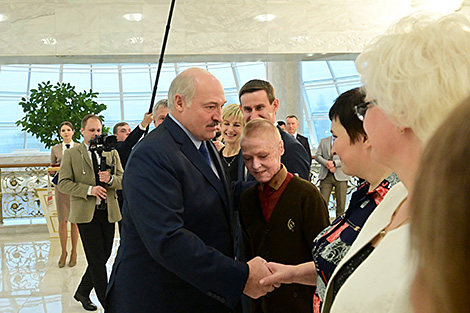 В гостях у Президента. Лукашенко вручил награды Роме Когодовскому и спасшим его медикам
