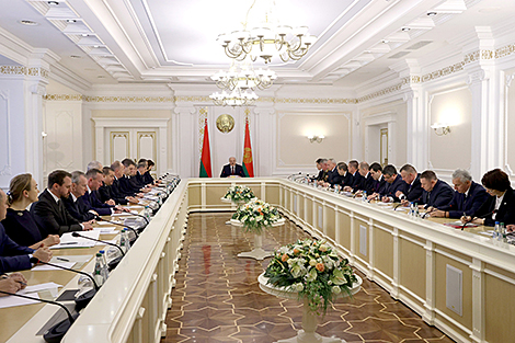 Лукашенко: здравоохранение и впредь будет обеспечено всем необходимым для оказания помощи населению