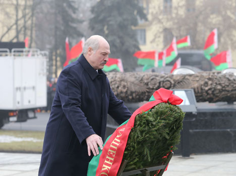 Лукашенко в День защитников Отечества возложил венок к монументу Победы в Минске
