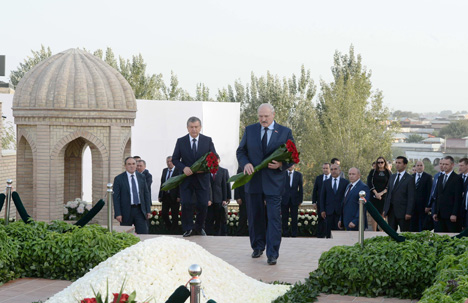Лукашенко посетил могилу Ислама Каримова в Самарканде