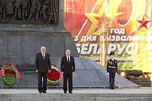 Лукашенко и Путин возложили венки к монументу Победы в Минске