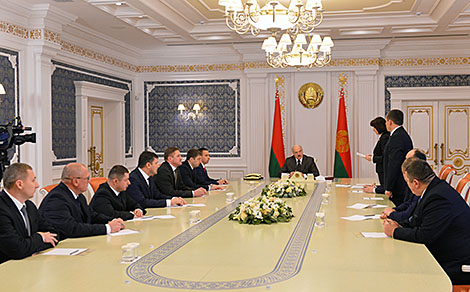 Лукашенко местной вертикали власти: наиважнейшая задача для всех - улучшить жизнь людей