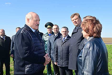 Поездку в Чечерск Лукашенко начал с ознакомления с ситуацией в сельском хозяйстве