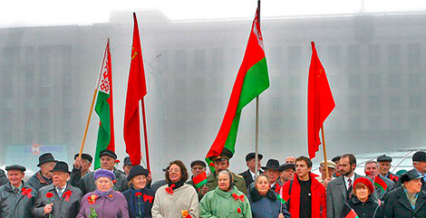 Лукашенко поздравил белорусов со 100-летним юбилеем Октябрьской революции