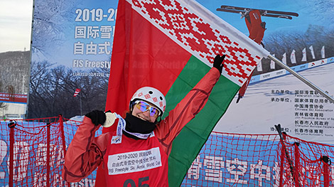 Белорусская фристайлистка Александра Романовская выиграла второе серебро на этапе КМ в Китае