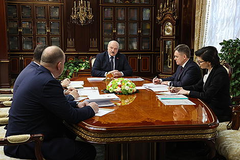 Лукашенко обратил внимание Пиневича на лечение людей в районах и анонсировал внезапные проверки