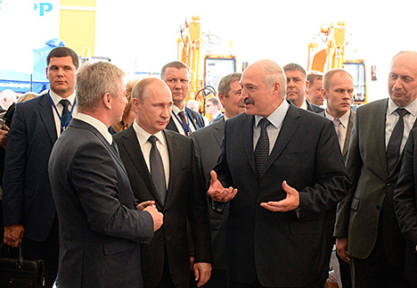Лукашенко и Путин посещают выставку 