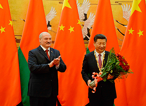 Лукашенко наградил Си Цзиньпина орденом 