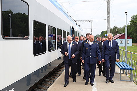 Лукашенко в Светлогорске открыл движение по новому электрифицированному участку железной дороги