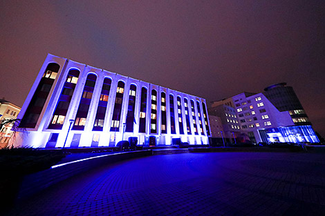 Здание МИД подсветили синим цветом в честь Всемирного дня ребенка