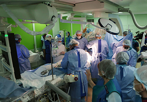 В Беларуси провели первую гибридную операцию на сердце