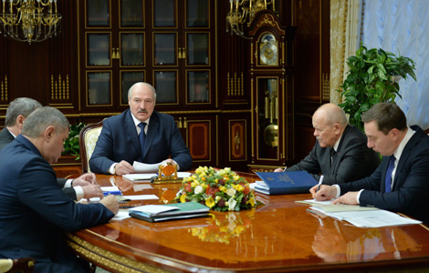 Лукашенко требует обеспечить переработку всей древесины внутри Беларуси