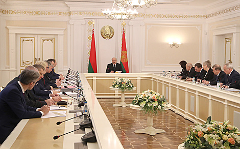 Демографическую ситуацию и поддержку семей с детьми обсудили на совещании у Лукашенко