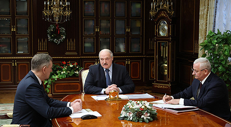 Планы в промышленности, лизинг, работа в России и ответ на бандитские санкции - Лукашенко принял с докладом Назарова и Пархомчика
