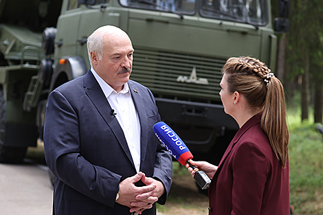 Лукашенко: когда-то мы спорили с Россией, а сейчас, стоя спина к спине, отстреливаемся от врага