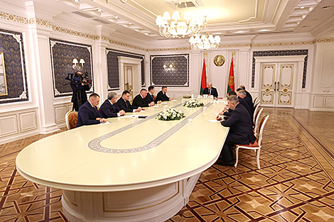 Лукашенко поручил при необходимости предоставлять IT-секторам предприятий условия работы, как в ПВТ