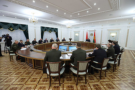 От нацбезопасности и народного ополчения до стрельбы по мишеням в снегопад. Подробности интригующей недели Президента