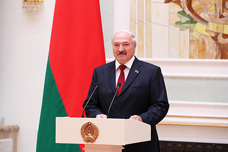 Лукашенко вручил госнаграды лучшим работникам системы образования