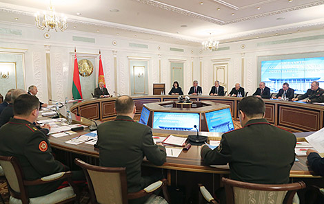 Лукашенко обсуждает с Совбезом новый план обороны Беларуси