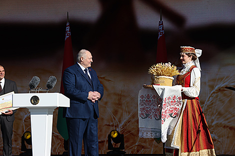 О президентстве, выборе и выборах и главном достижении аграриев. Подробности поездки Лукашенко в Воложин