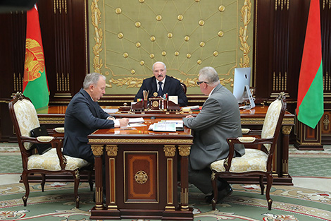 Вступительная кампания, учебники, подготовка к 1 сентября - развитие образовательной сферы обсуждается на встрече у Лукашенко