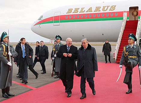 Лукашенко прибыл с официальным визитом в Нур-Султан, в аэропорту его встретил Токаев