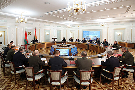 Лукашенко указал на милитаризацию западных стран и необходимость актуализировать оборонные действия