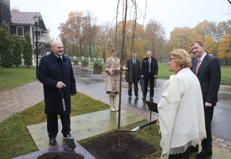 Лукашенко принял участие в посадке Дерева мира и устойчивого развития в честь 70-летия ООН