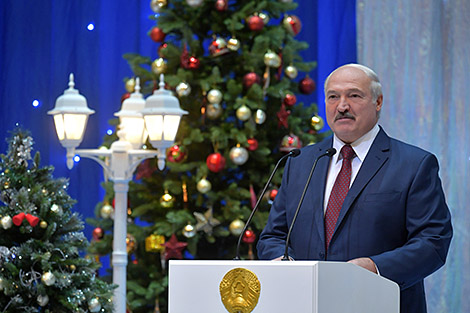 Лукашенко поздравил зарубежных лидеров с Новым годом
