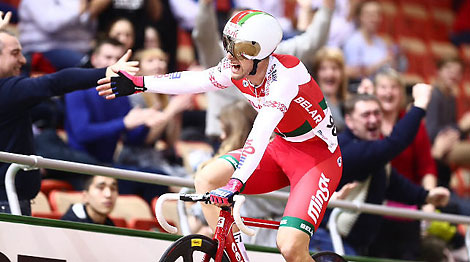 Белорус Евгений Королек победил в скрэтче на этапе КМ по велоспорту на треке в Минске