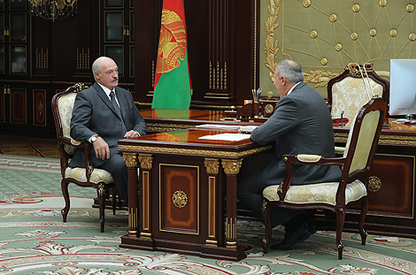 От ситуации в экономике до футбола - Лукашенко принял с докладом Румаса