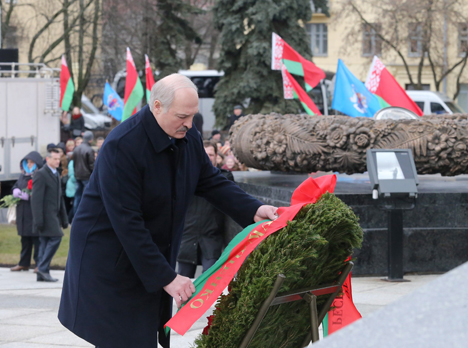 Лукашенко возложил венок к монументу Победы в Минске в День защитников Отечества