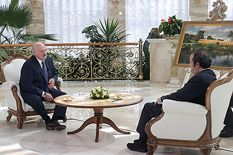 Санкции, инцидент с самолетом, отношения с Западом и миграция - подробности интервью Лукашенко Sky News Arabia