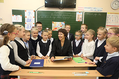 Лукашенко: самые современные информационные технологии никогда не заменят живого общения с учителем