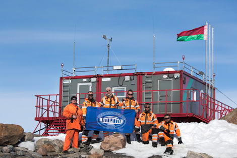 В Антарктиде в честь Дня науки белорусские полярники подняли флаг Беларуси