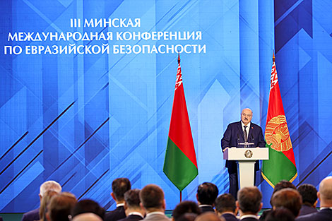 Призыв к разрядке, стратегия в Африке, деревня будущего и литовская афера. Итоги недели Президента