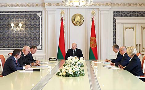 Подготовка к строительству в Минске футбольного стадиона и бассейна обсуждена на встрече у Лукашенко