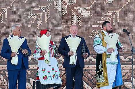 Лукашенко наградил четырех обладателей почетного звания 