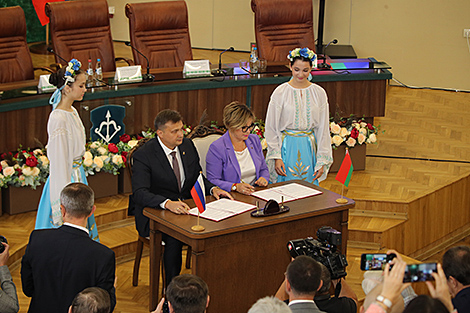 Пять новых договоров о побратимстве между городами Беларуси и России подписали на форуме в Бресте