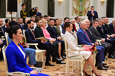Лукашенко удостоил наград и Благодарности Президента участников и организаторов космического полета