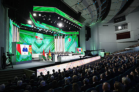 Лукашенко: решать вопрос с оттоком людей из регионов нужно революционными методами