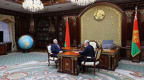 Лукашенко принял с докладом главу Администрации Президента